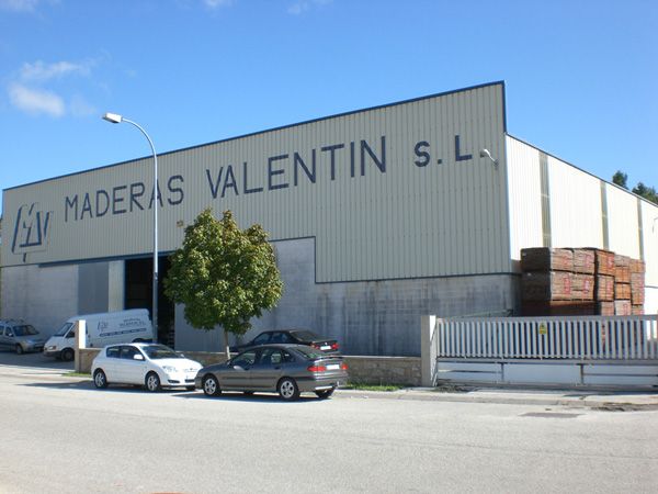 Maderas Valentín S.L. Vehículos en fachada